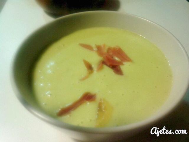 Crema de espárragos con virutas de jamón