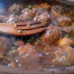 albóndigas con sepia y guisantes