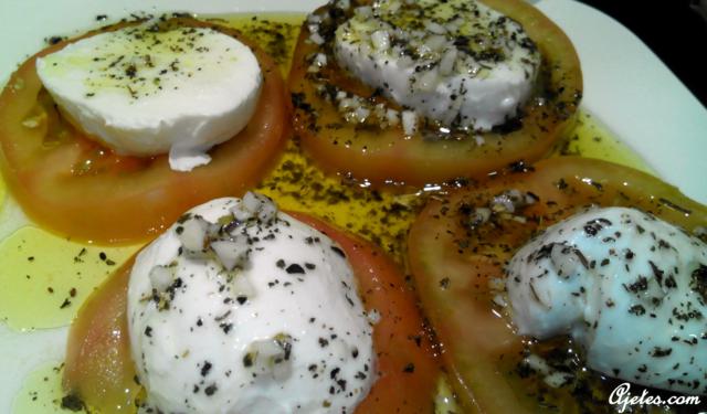 ensalada de tomate y queso mozzarella