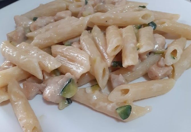 Macarrones con pollo y calabacín